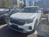 Купить Kia Seltos 1.5 CVT (115 л.с.) Deluxe Edition Белый новый / К-6-105382 в наличии по цене 2 099 000 руб в АвтоСпецЦентр - официальный дилер